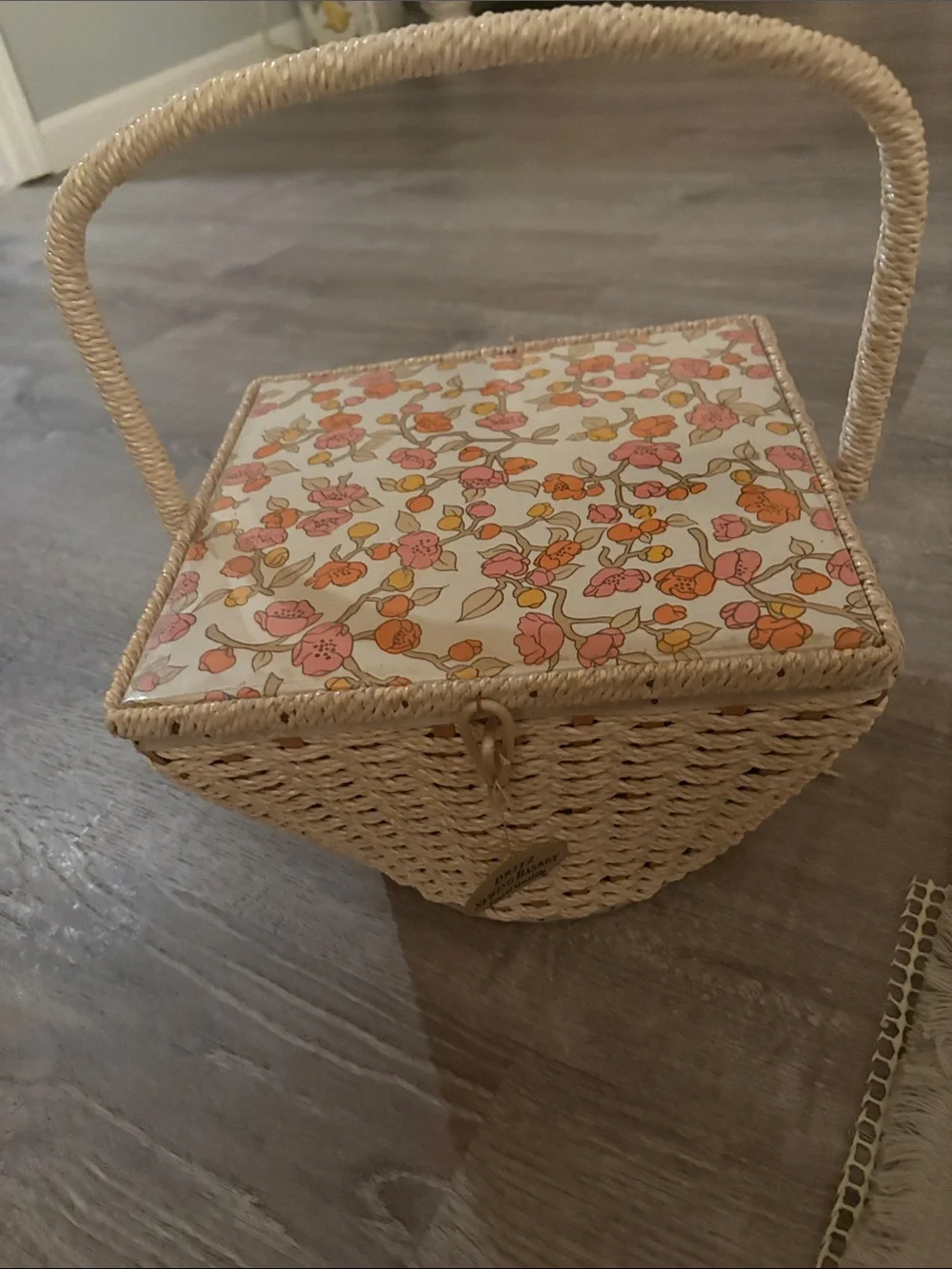 Dritz Vintage Cream Wicker Sewing Basket with Floral Lid